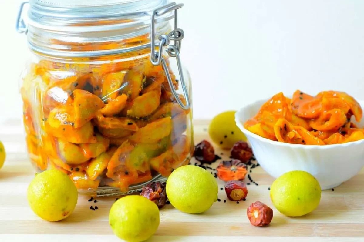 طرز تهیه ترشی لیمو خانگی؛ ترشی خوشمزه و عطر‌دار با روش ساده