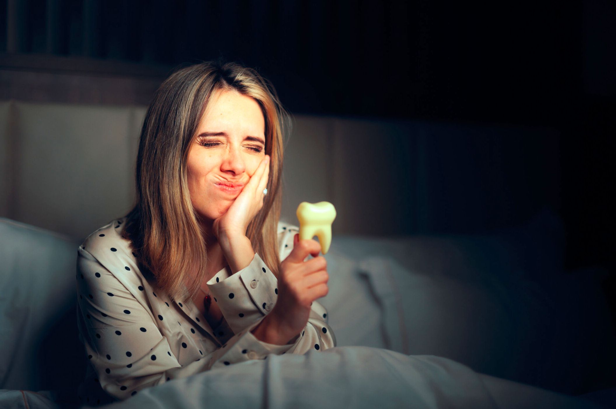 تسکین دندان درد شبانه با روش‌ ساده | علت دندان درد در هنگام شب