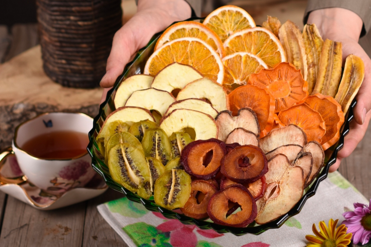 خشک کردن میوه با ۶ ترفند ساده و حرفهای در خانه