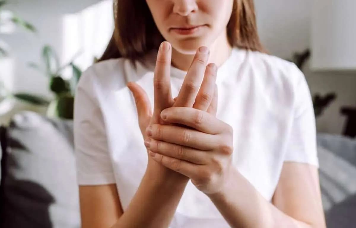 علائمی در پا و دست که می‌توانند نشانه پنهان سرطان ریه باشند