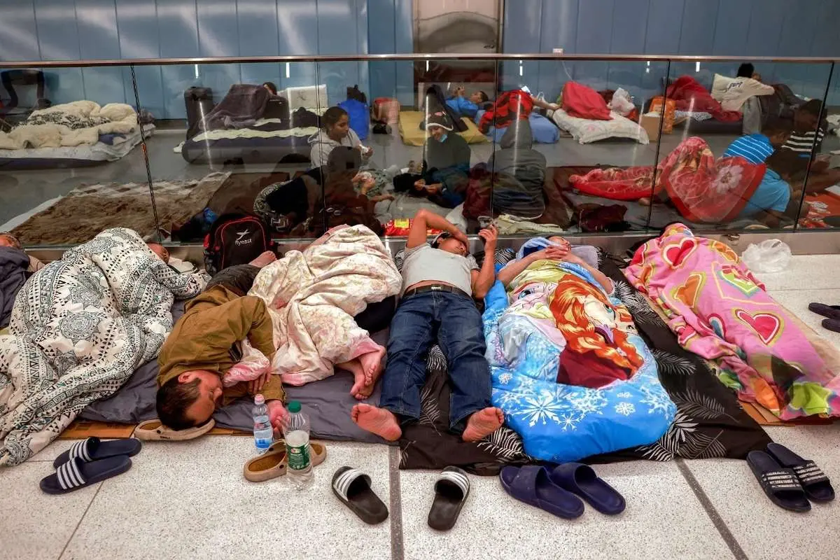 تصاویری از پناه گرفتن اسرائیلیها در مترو از ترس حمله موشکی ایران