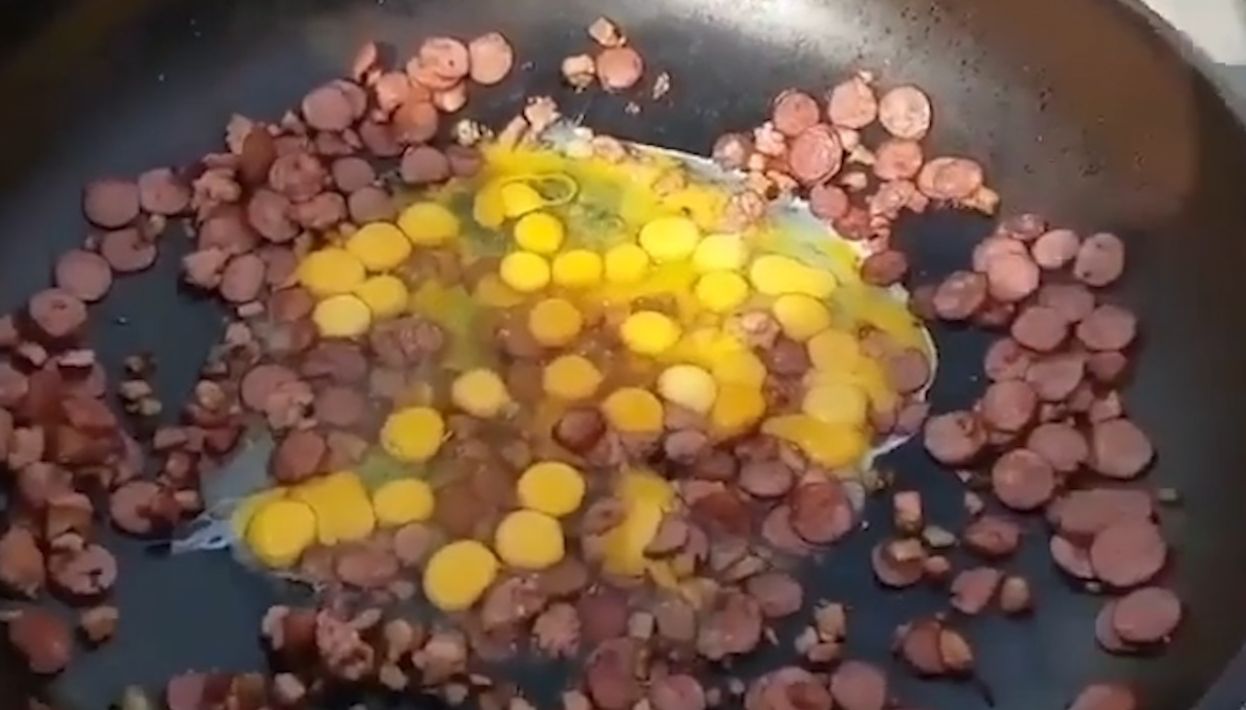 پخت بزرگترین املت سوسیس جهان با 15 هزار تخم مرغ +فیلم