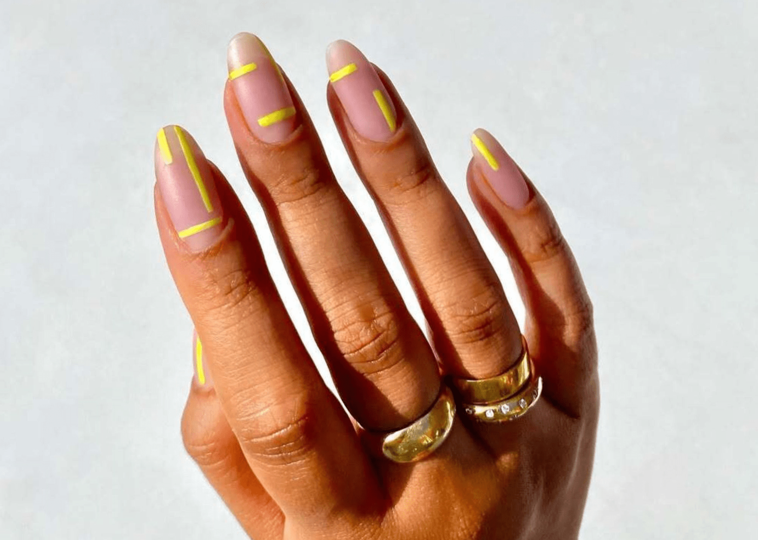 طراحی ناخن امروز | 27 ایده طراحی ناخن تابستانی ماه May: رنگ‌ها و طرح‌هایی که تابستان را به انگشتانت می‌آورند