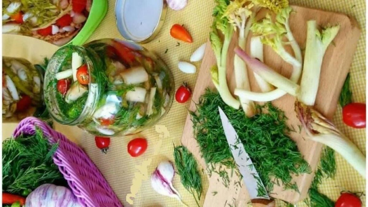 طرز تهیه ترشی کنگر با سرکه و ادویه‌های خوش‌عطر