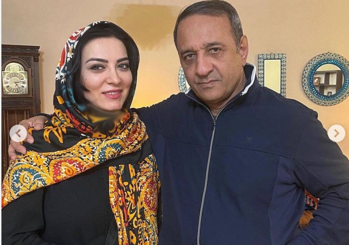 دکوراسیون ساده و دلنشین علی اوسیوند و همسر هنرمندش،حمیرا ریاضی؛ از بوفه چوبی و مبلمان خوش رنگ تا لوستر اعیانی و دیوارکوب های عتیقه