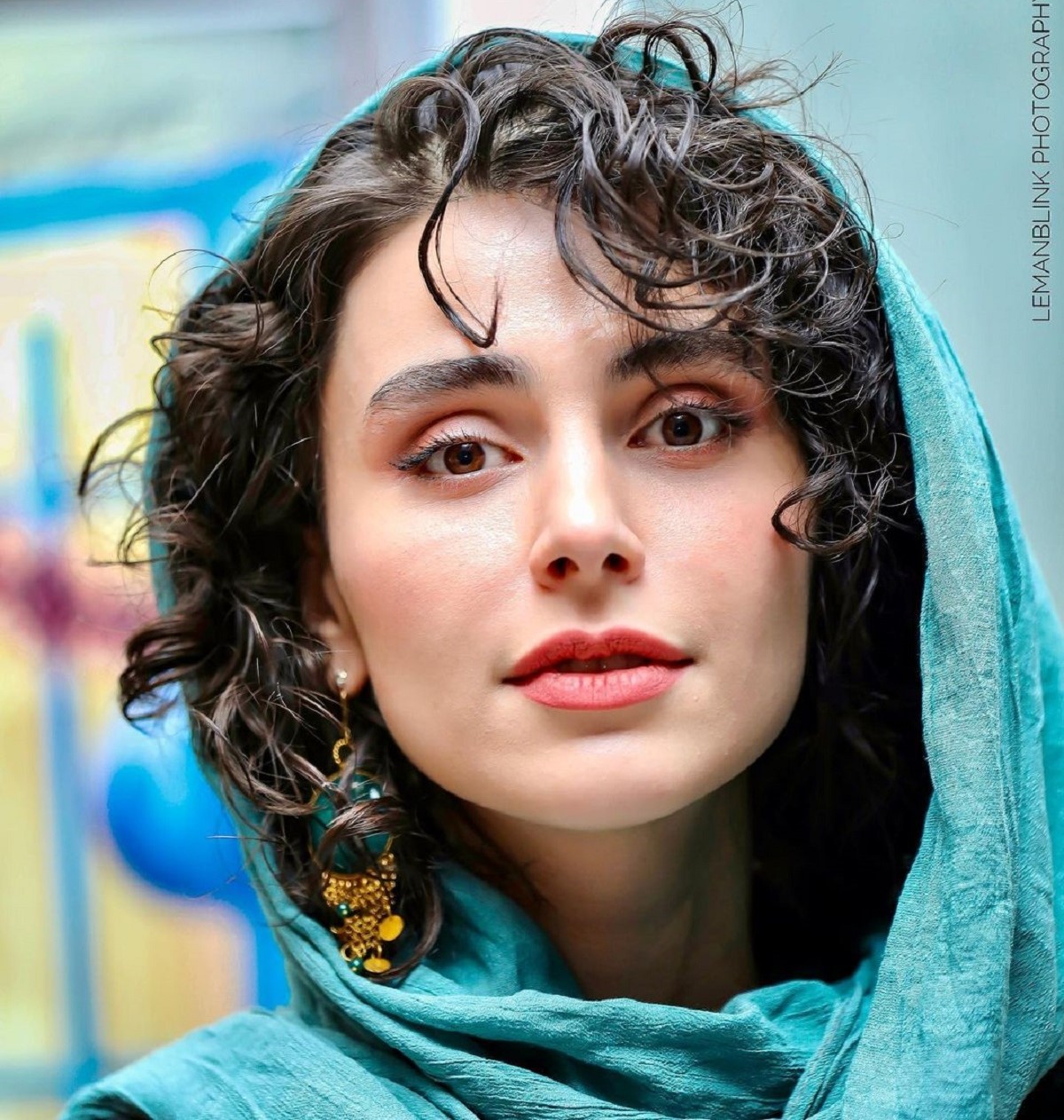 تصویری از لاله مرزبان در حال مطالعه یک کتاب پربازدید شد