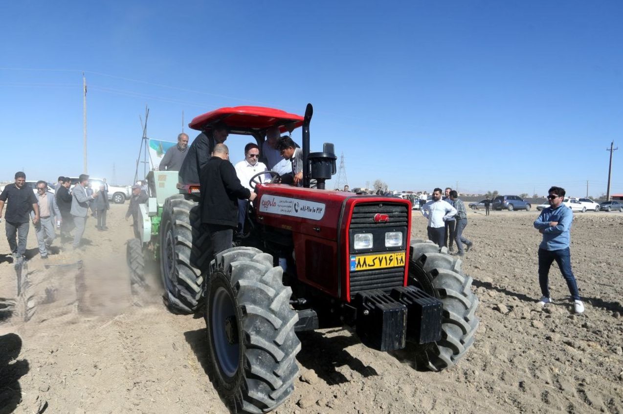 تراکتورسواری وزیر جهاد کشاورزی در مزرعه زعفران+فیلم