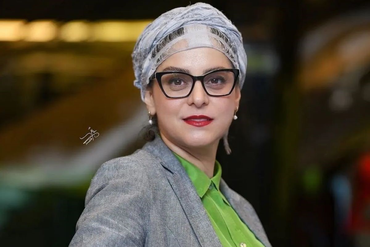 غزل شاکری ‌بر مزار صائب تبریزی با پیراهن ترمه+عکس