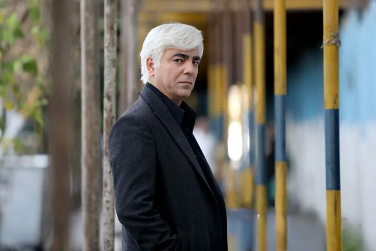 نگاهی به دکوراسیون کلاسیک و آرامشبخش خانه بهزاد خلج بازیگر سریال اجل معلق؛ از کنسول طلایی تا گرامافون و دیوارپوش طرحدار