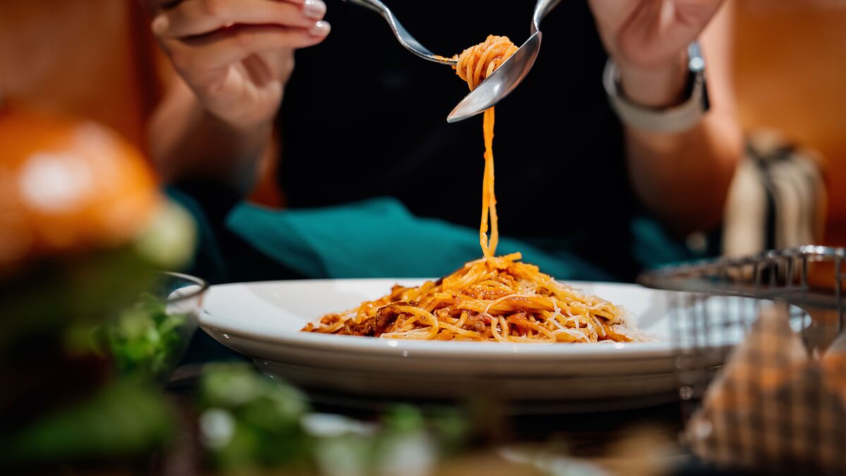 راز خوش‌طعم‌ترین سس اسپاگتی ایتالیایی فاش شد | فقط با یک ماده ساده، طعم سس را متحول کنید!