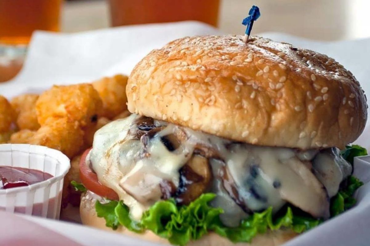 طرز تهیه برگر مرغ رستورانی با سس قارچ