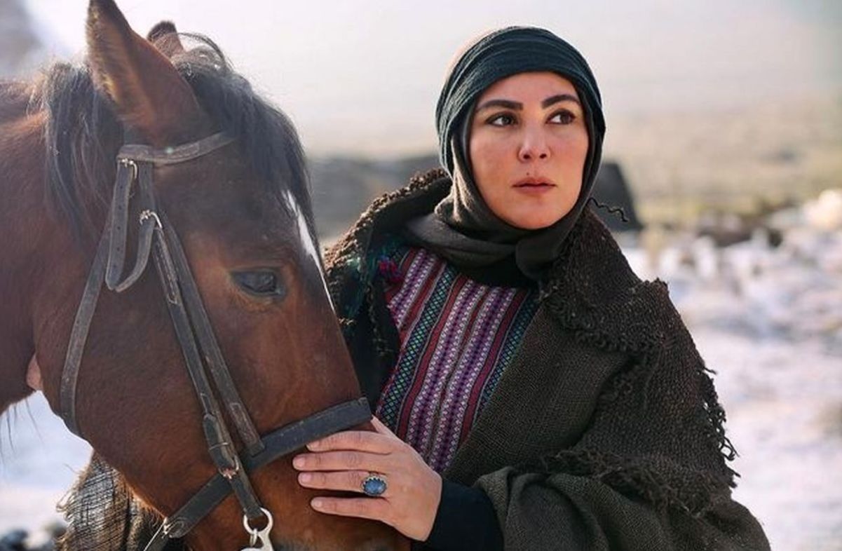 دکوراسیون خانه دوبلکس لاله اسکندری با رادیوی قدیمی و شمعدان‌های طلایی