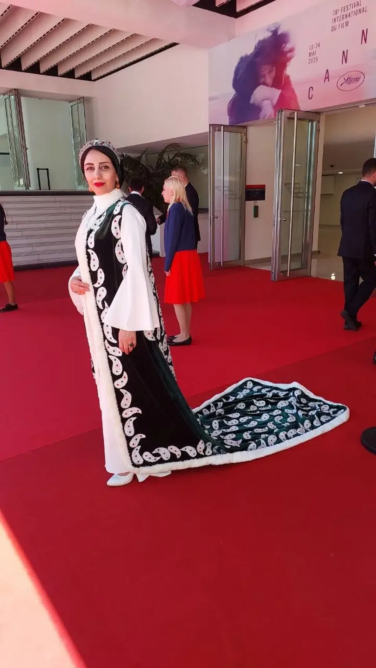 لحظه‌های ناب بانو و طراح مد ایرانی روی فرش قرمز