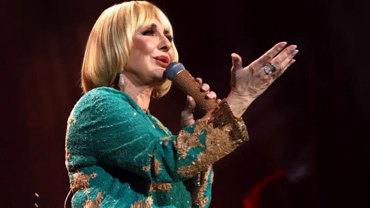 گوگوش با لباس احرام در سفر حج در سال 1355