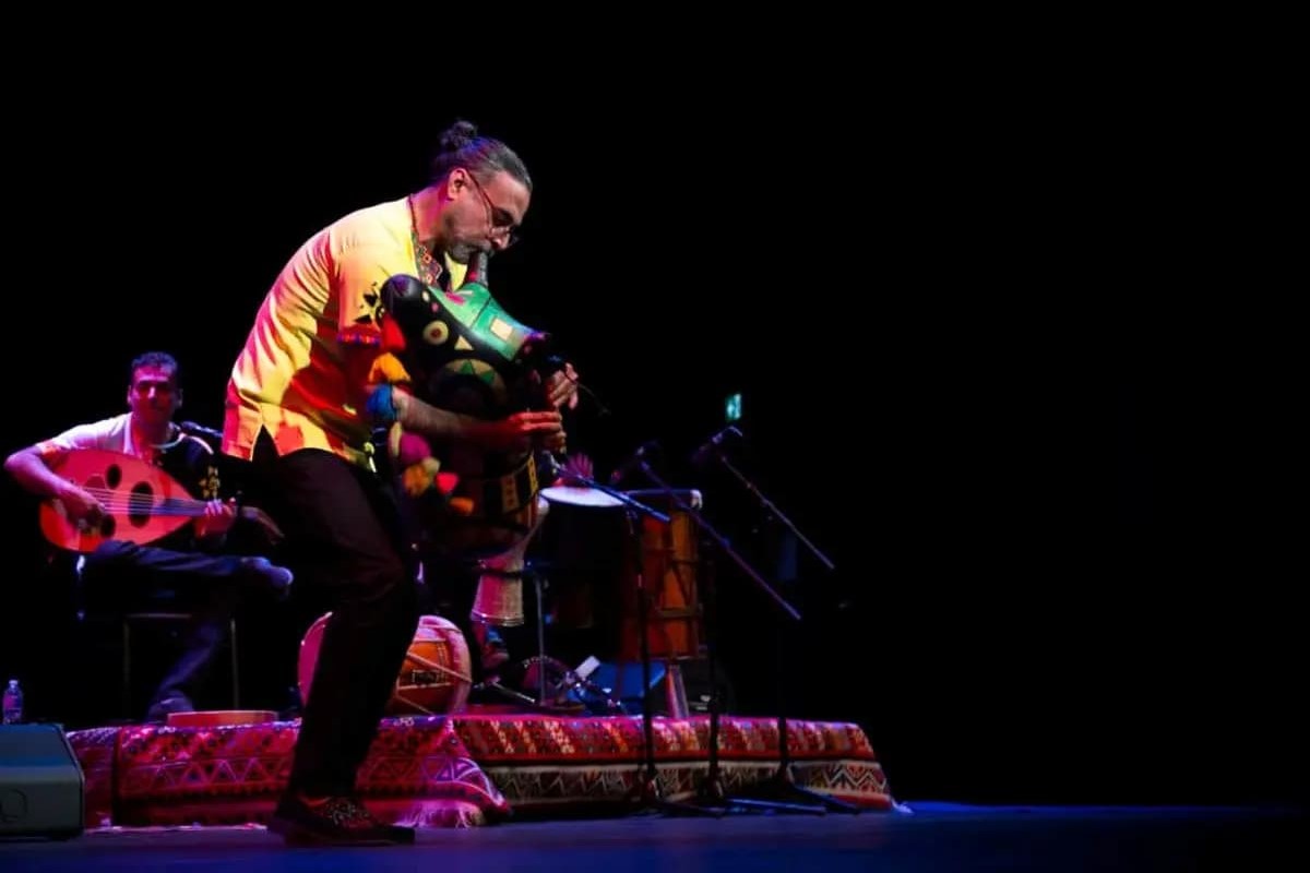 جشن تولد محسن کیایی در کنسرت محسن شریفیان، خواننده گروه لیان