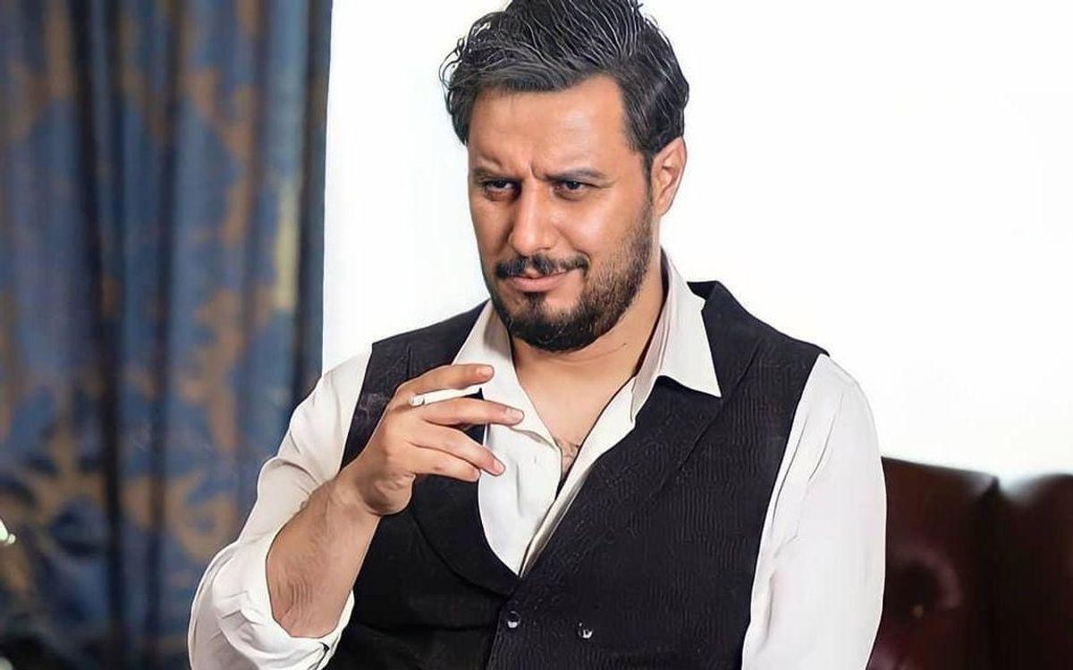 ویدئوی شوک‌آور از چاقو خوردن جواد عزتی |  مالک با وجود زخم‌ها همچنان سر پا است