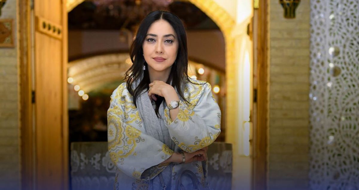 بهاره کیان افشار با تیپ زیبا و خیرکننده در یک هتل با معماری ایرانی در پونک