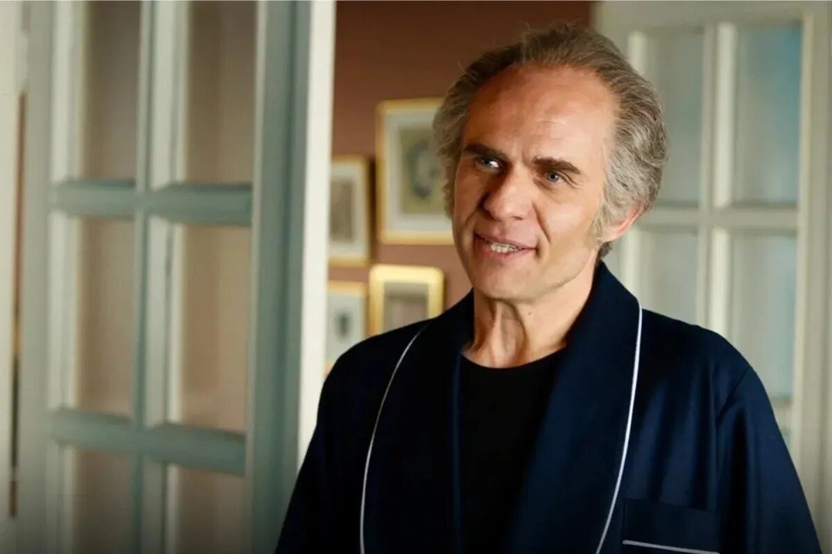 دکوراسیون خانه جمشید نجات در قسمت آخر سریال تاسیان؛ فقط آن درخت سرو سرپا ماند