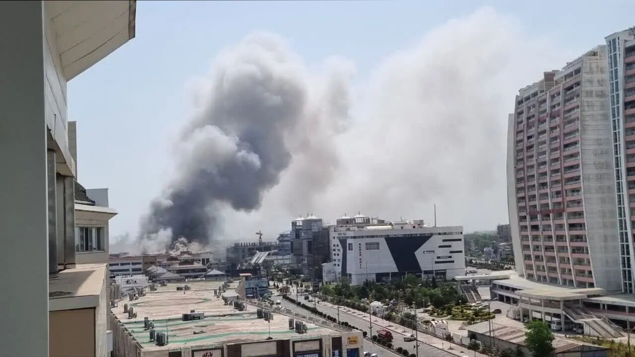 آتش سوزی گسترده در مجتمع ونوس منطقه آزاد انزلی+فیلم