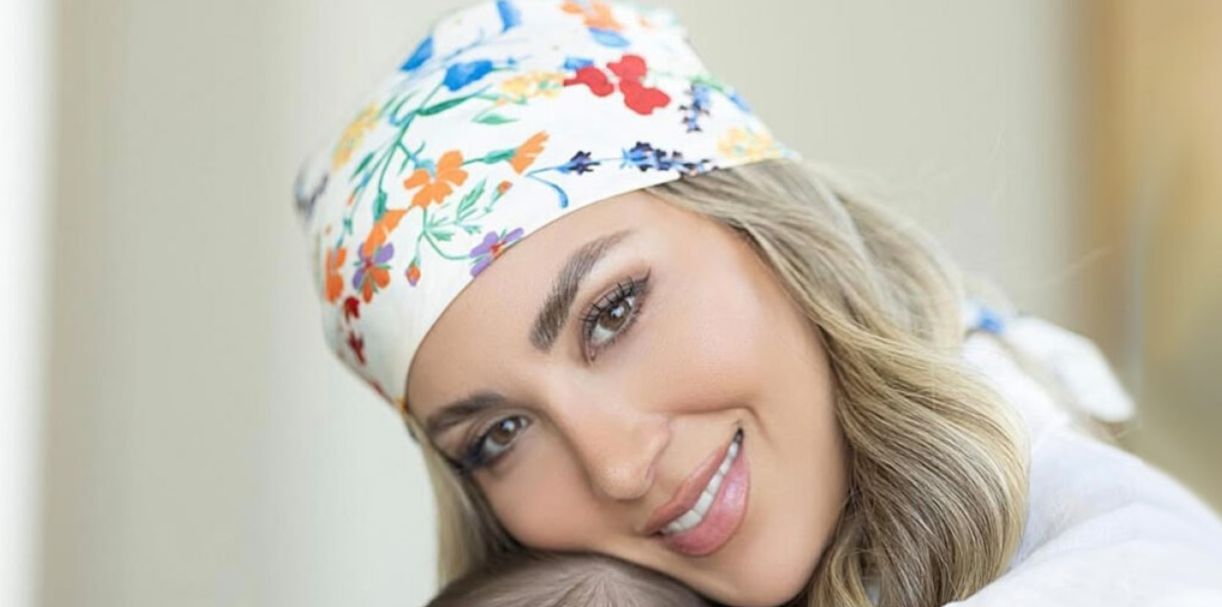 بوی عید در خانه مینا مختاری پیچید؛ دسته گل های بهاری و شیرینی نخودچی نوروزی با طعم بهشتی