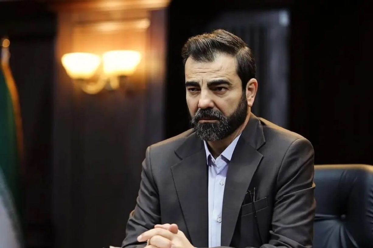 احترام تمام‌قد آقای قاضی به والدین؛ بوسه بهزاد خلج بر پیشانی پدر و مادرش