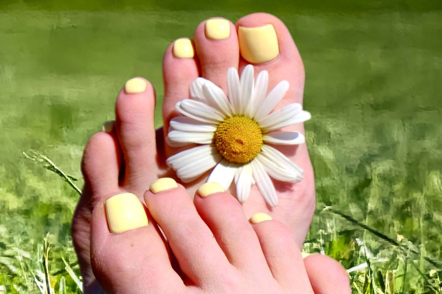 طراحی ناخن امروز | ۱۰ رنگ تابستانی برای پدیکور که در فصل صندل امسال ترند خواهند شد