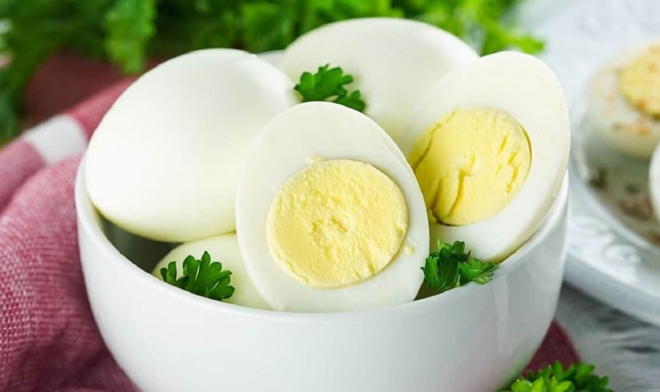 خوردن زرده تخم مرغ برای این افراد معجزه می‌کند | فواید زرده تخم مرغ
