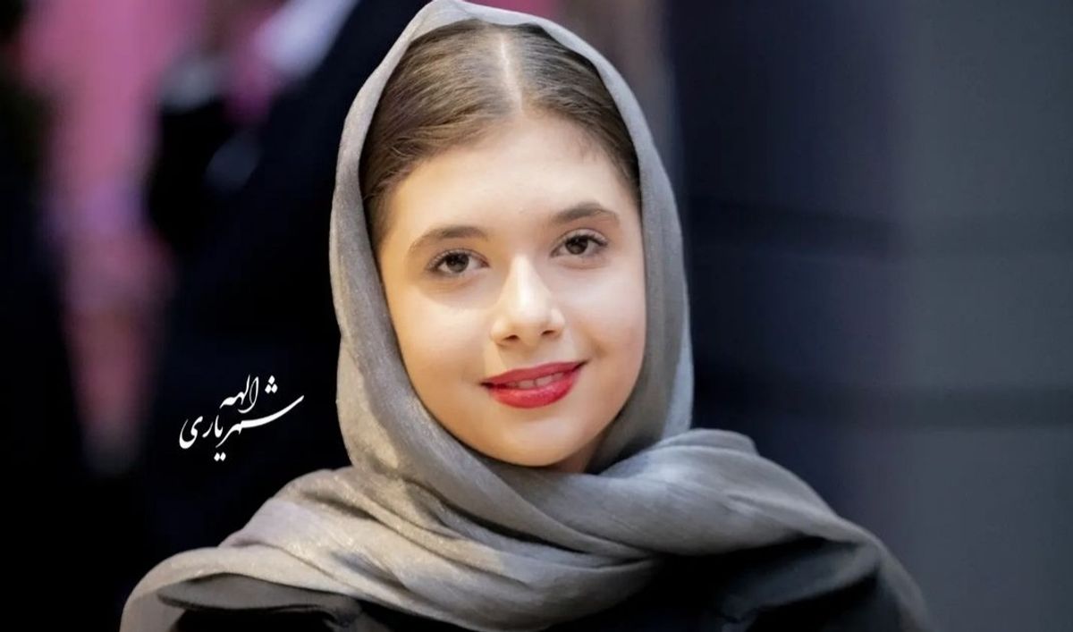 نفس بازغی اولین جایزه عمرش را گرفت | شور و شوق جالب نفس بازغی و مادرش حین دریافت جایزه +ویدئو