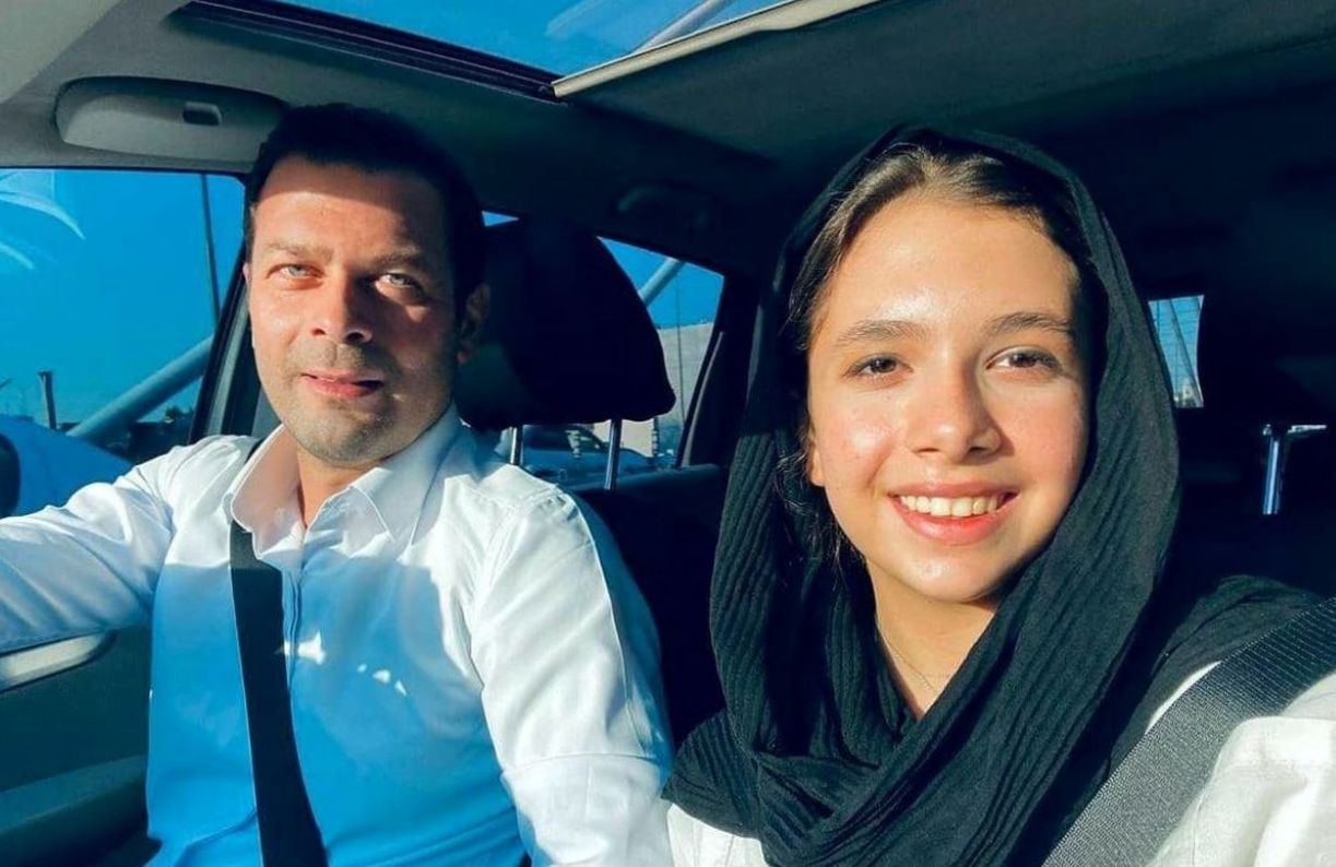 نگاهی به دکوراسیون گرم، منظم و هنری خانه پژمان بازغی؛ از فرش ایرانی تا پردههای رنگی