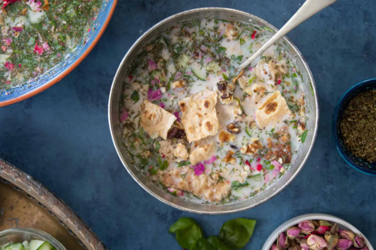 طرز تهیه آب دوغ خیار با کشمش؛ یک غذای سنتی ارزان و فوری