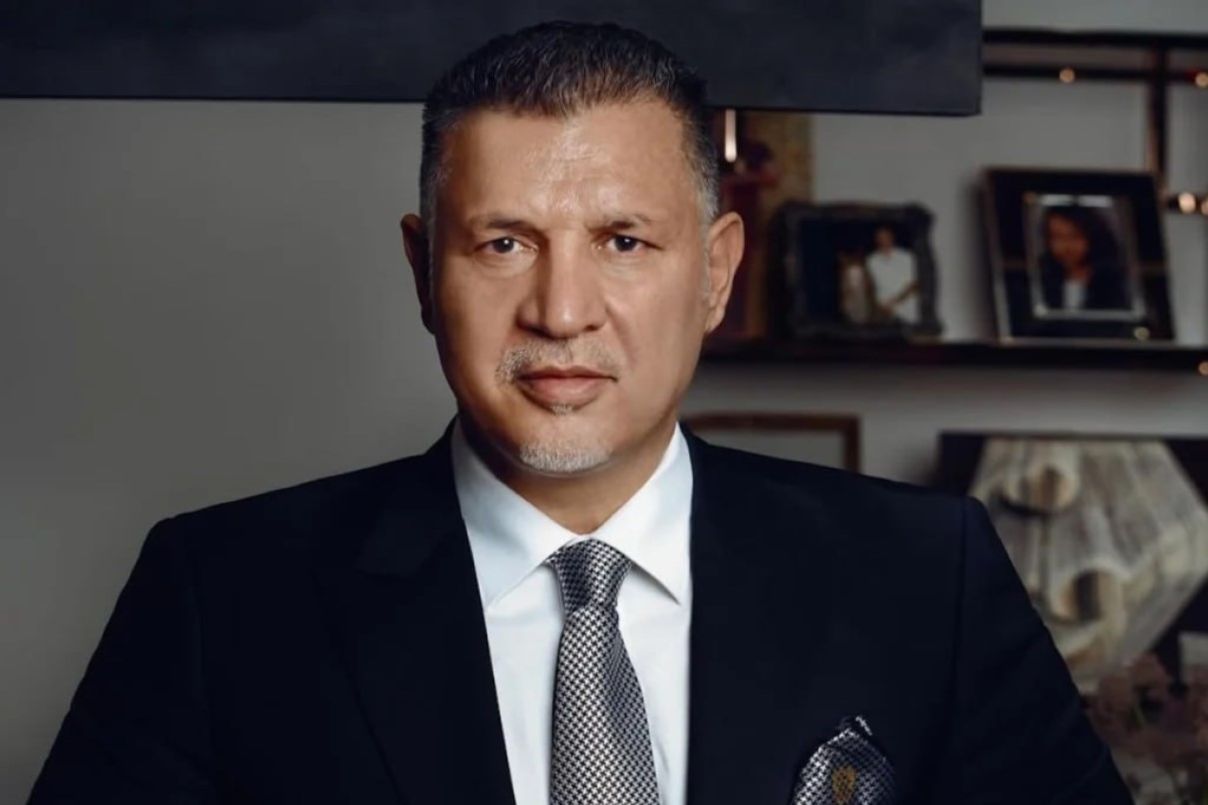 لحظه‌ای خوش در کنار خانواده؛ علی دایی در مراسم عروسی