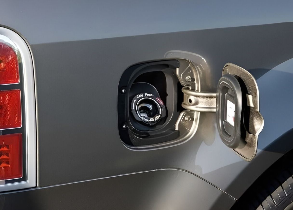 ترفند نگهداری از خودرو | چرا باک بنزین خودرو هوا میگیرد و چگونه از آن جلوگیری کنیم؟