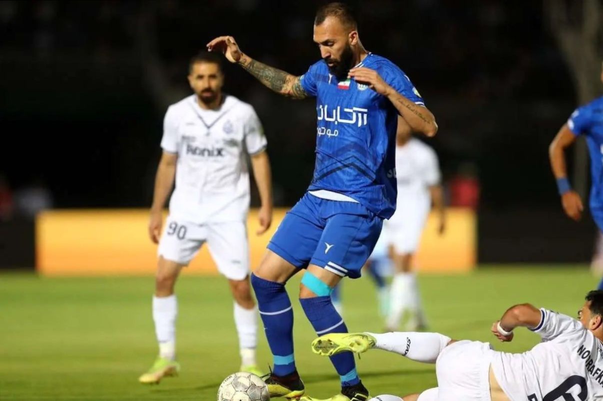 لحظه بالا بردن کاپ قهرمانی جام حذفی توسط کاپیتان استقلال