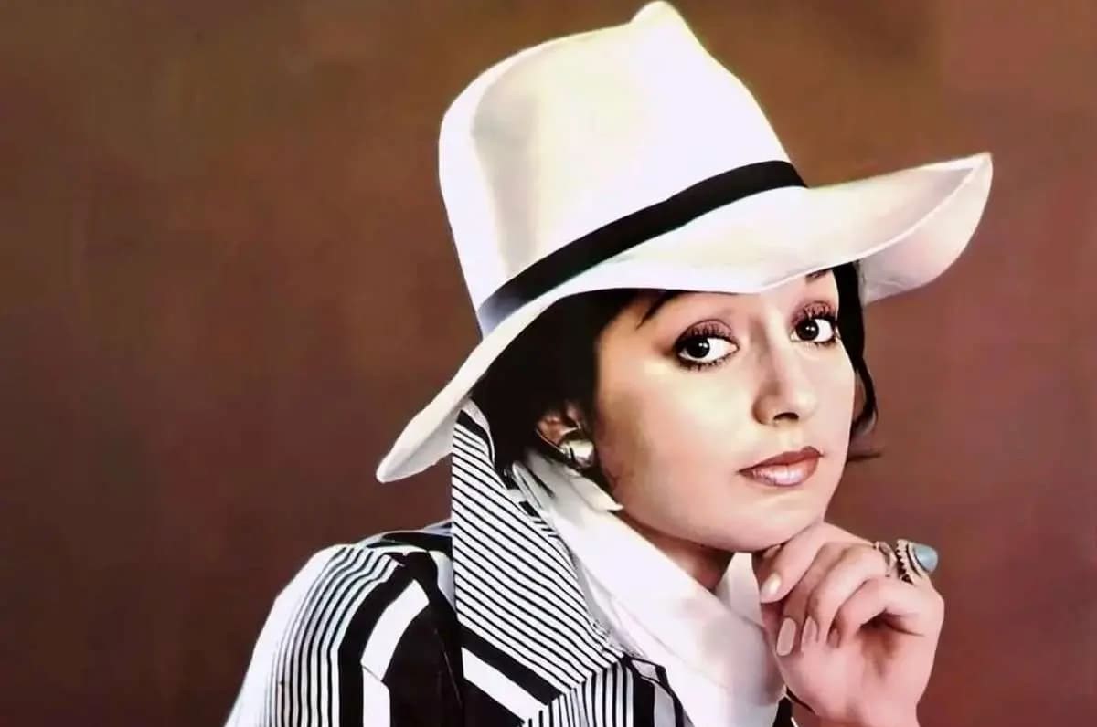 گوگوش و مسعود کیمیایی در کنار یک جت شخصی؛ سال 1380