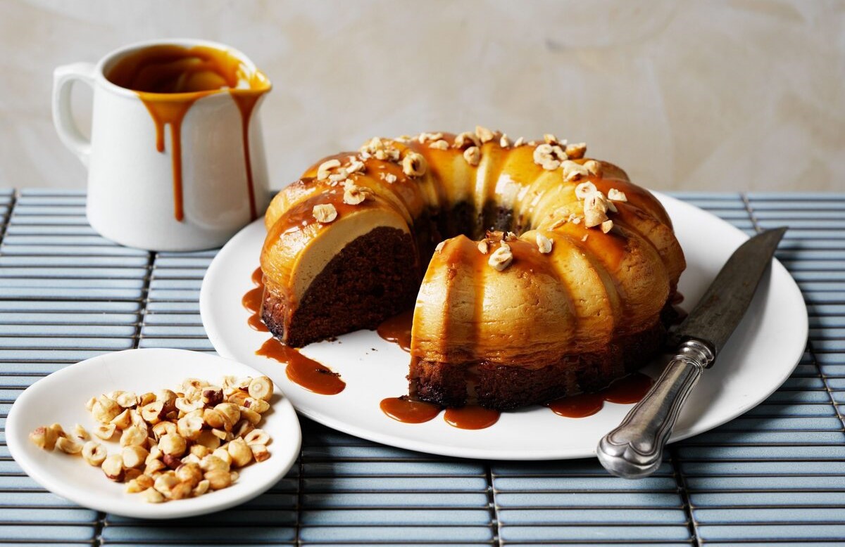 طرز تهیه دسر کاراملی با کیک شکلاتی؛ یک دسر خوشمزه و مدرن برای پذیرایی از مهمان