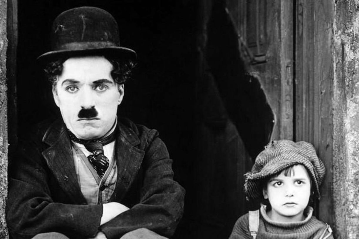 خبر روز| چارلی چاپلین با پسر تازه متولد شده‌اش در سال 1341