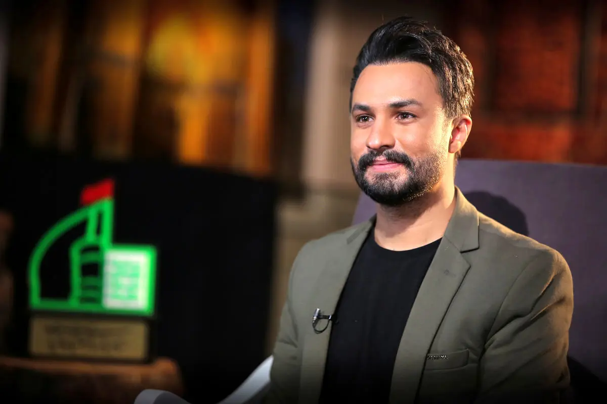 غوغای مداحی بی‌نظیر و پر سوز مصطفی راغب در تکیه محرم