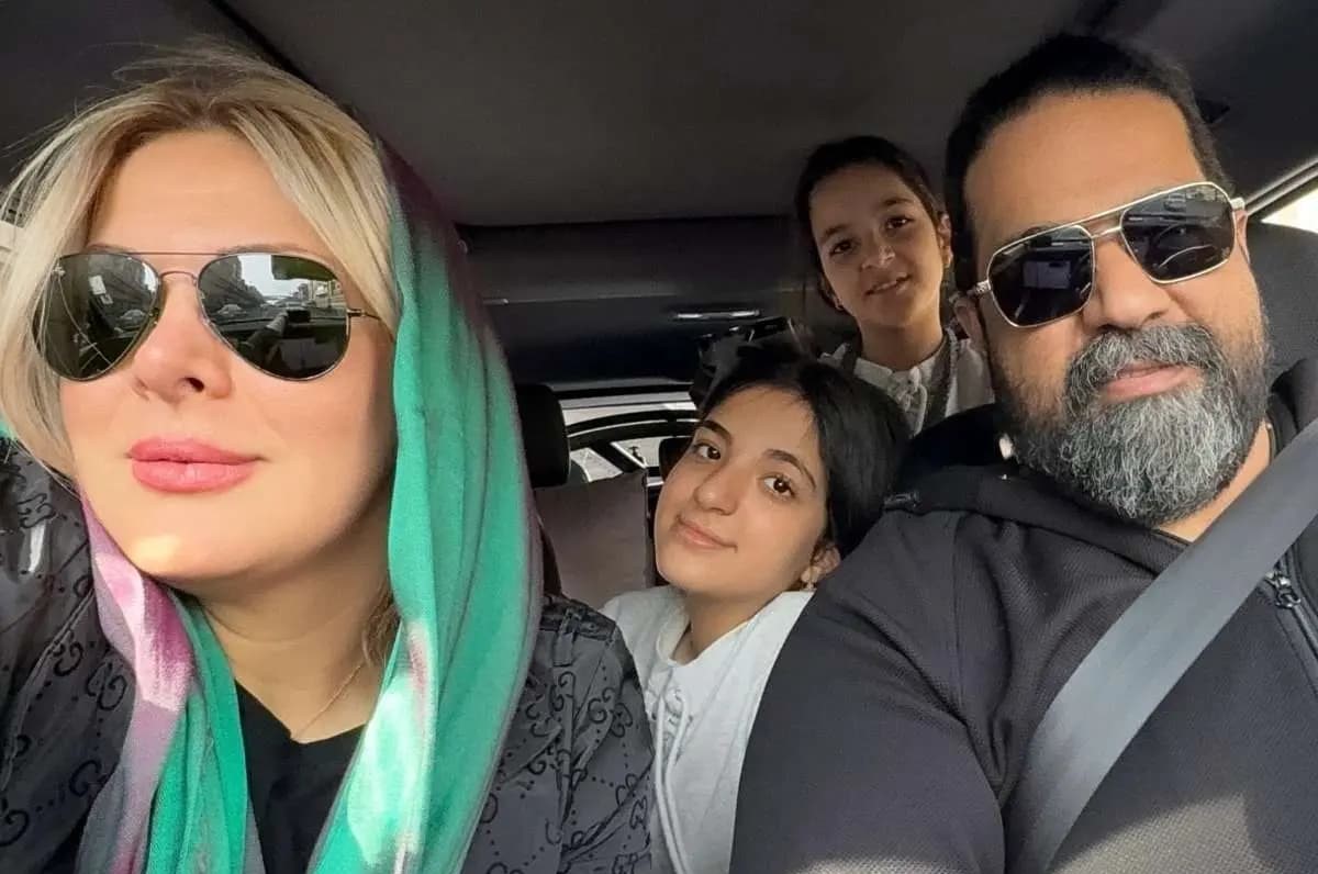 عکس خانوادگی جدید رضا صادقی در خودروی لوکسش