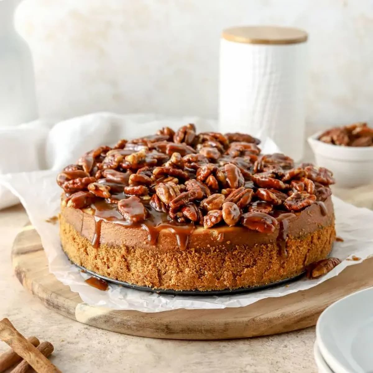 طرز تهیه کیک یخچالی کاراملی؛ تمام فوت و فنهای پخت دسر جذاب و خوشمزه