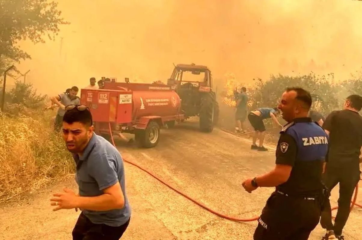 خبر داغ حوادث امروز | آتش‌ سوزی گسترده در ازمیر ترکیه؛ بیش از ۵۰ هزار نفر آواره شدند