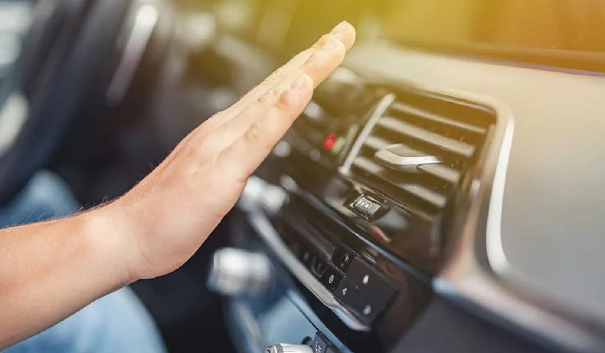ترفند نگهداری از خودرو | آیا روشن کردن کولر ماشین واقعاً مصرف بنزین را بالا می‌برد؟